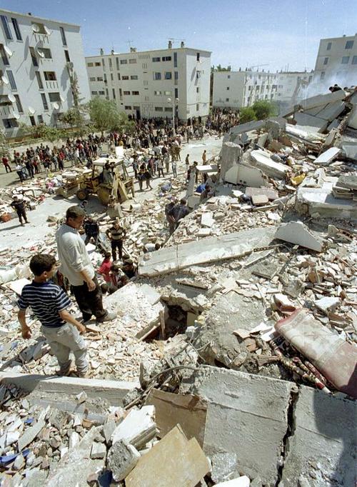  Consequences of earthquake in Boumerdès (2003), 2,266 dead, more than 10,000 injured and approx. 200,000 homeless people 