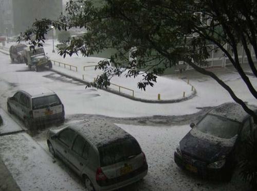 Unusual hailstorm ravages the capital Bogotá