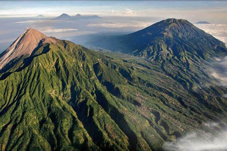 Series of volcanoes in Java, including the Merapi