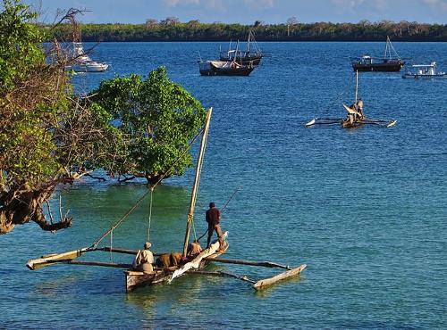 Fishermen on their traditional boats near Shimoni (Kenya).