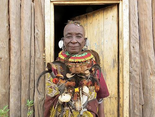 Turkana medicin woman in Marti, Kenia